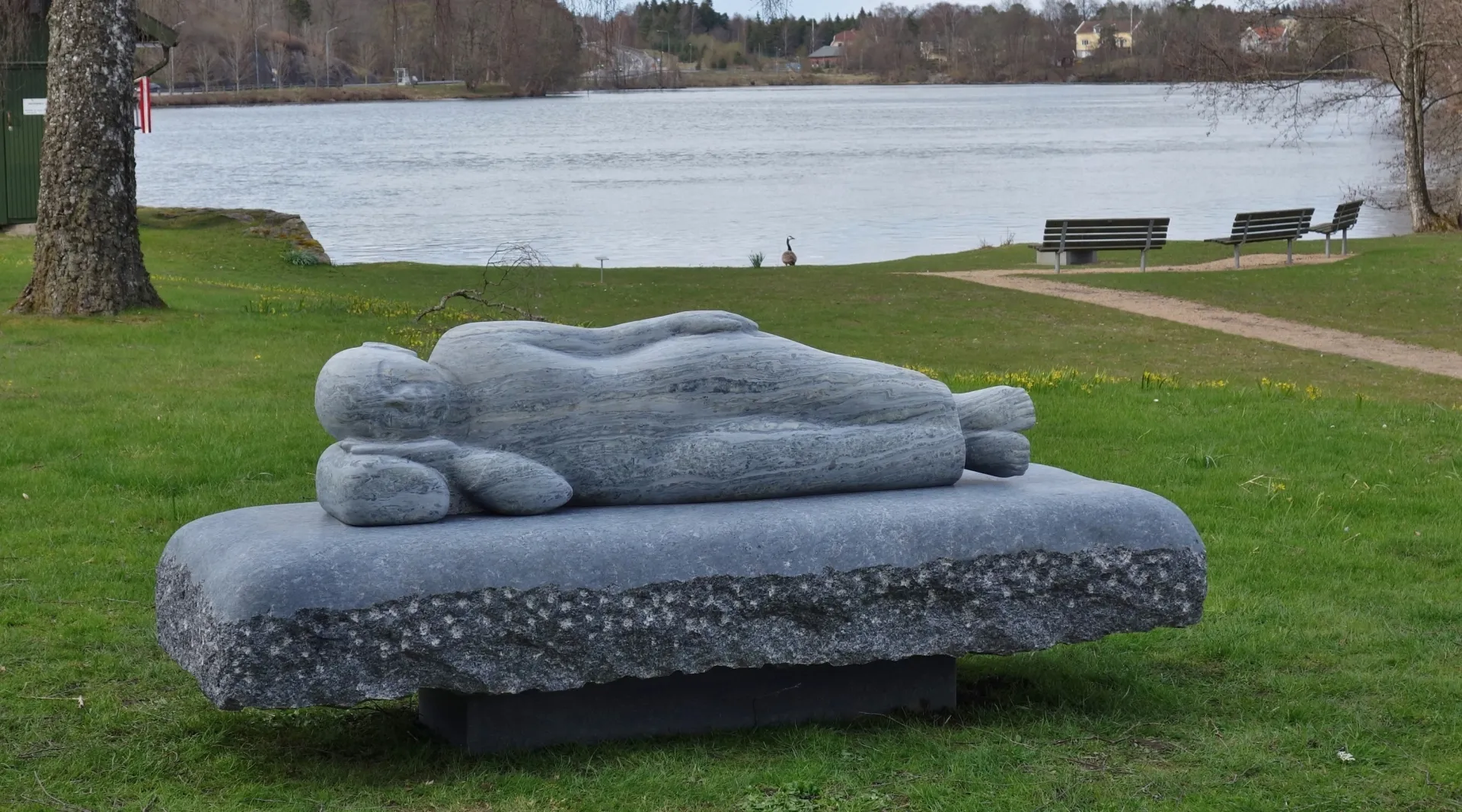 På väg, 180x90x80 cm. marmor och larvikit. Spikön, Trollhättan.