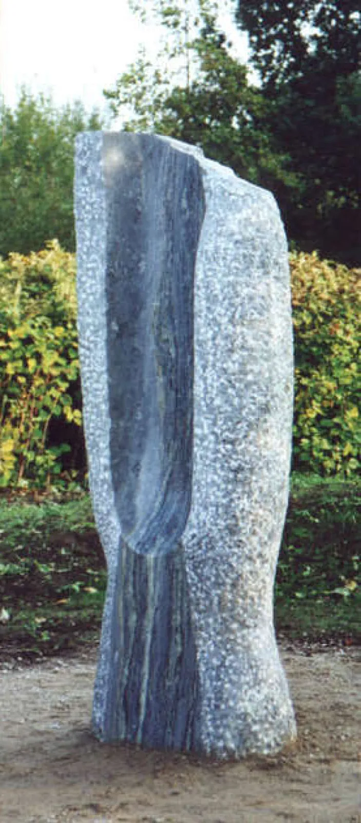 Mellan två vatten,
placerad vid Lilla Å-promenaden i Örebro
vänster: larvikit, 150x60x60 cm
höger: marmor 220x85x50 cm
Beställare: Statens Konstråd och Örebro Kommun
2000