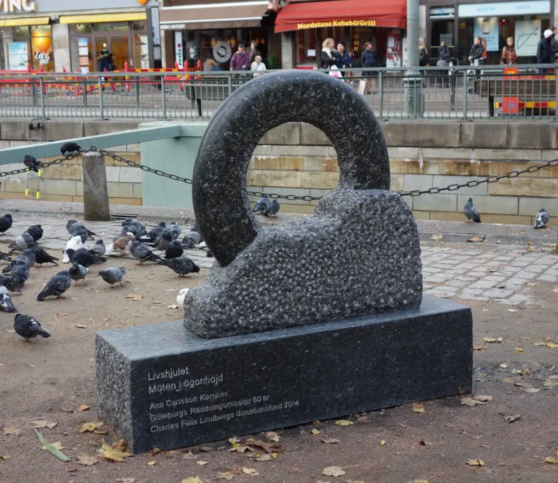 Livshjulet-Möten i ögonhöjd,
Brunnsparken, Göteborgs stad,
2014,
skulptur av larvikit, höjd 150 cm