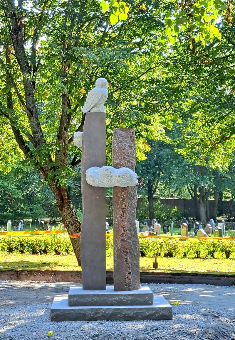 Portal mot himlen, 345x170x170 cm, röd, grå och vit granit. Norra Kyrkogården, Örebro, 2024. Tillsammans med Viktor Korneev.