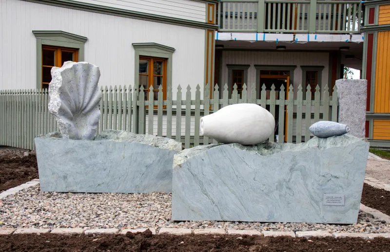 Lyssna inåt-lyssna utåt, 450x450x150 cm, marmor och mylonit. LSS-boendet Granholmen på Kyrkogatan 71, Smedjebacken, 2021